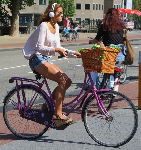 the use of headphones when riding a bicycle