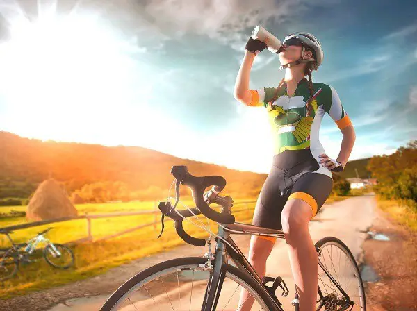 take a bottle of water while riding the bike
