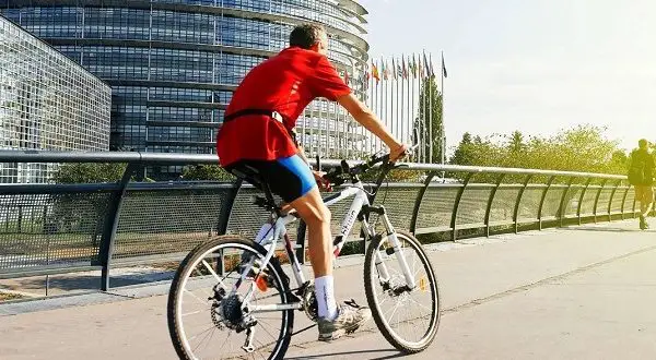 How to ride a bicycle correctly on the roadway