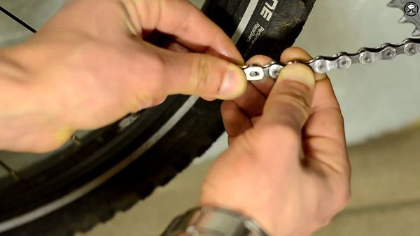 Removing the bicycle chain without a lock