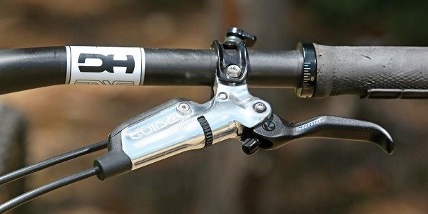 Pumping the hydraulic brakes of a bicycle: tips and recommendations